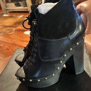 Koolaburra Lucinda Platform Ankle Boots. Size 9.